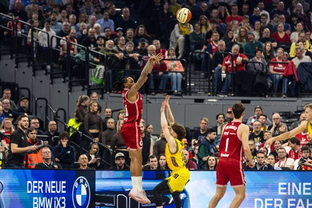 GER, BMW Top Four, Basketball BBL Pokal, Final, BMA365 Bamberg Baskets ALBA Berlin 22 02 2026, SAP Garden, Munich, GER, BMW Top Four, Basketball BBL Pokal, Final, BMA365 Bamberg Baskets ALBA Berlin Austin Crowley BMA365 Bamberg Baskets, 85 , Bennet Hundt ALBA Berlin 33 Photo Alexander Trienitz Munich SAP Garden Bayern Germany