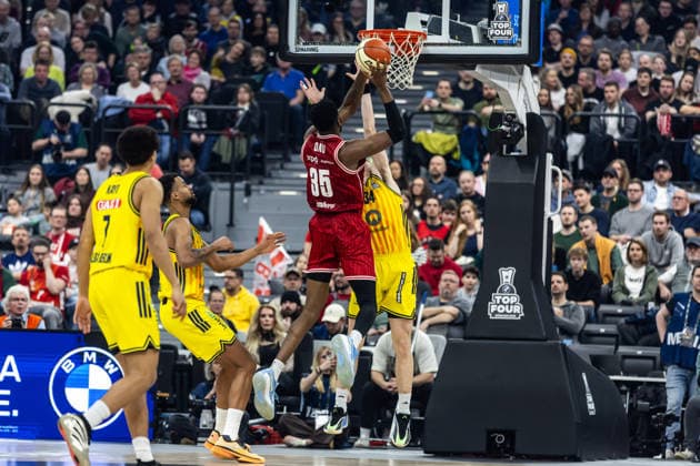 GER, BMW Top Four, Basketball BBL Pokal, Final, BMA365 Bamberg Baskets ALBA Berlin 22 02 2026, SAP Garden, Munich, GER, BMW Top Four, Basketball BBL Pokal, Final, BMA365 Bamberg Baskets ALBA Berlin Ejiofor Onu BMA365 Bamberg Baskets, 35 , Justin Bean ALBA Berlin 34 Photo Alexander Trienitz Munich SAP Garden Bayern Germany