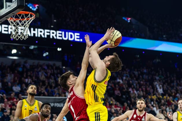 GER, BMW Top Four, Basketball BBL Pokal, Final, BMA365 Bamberg Baskets ALBA Berlin 22 02 2026, SAP Garden, Munich, GER, BMW Top Four, Basketball BBL Pokal, Final, BMA365 Bamberg Baskets ALBA Berlin Malte Delow ALBA Berlin 6 , Zachary Ensminger BMA365 Bamberg Baskets, 1 Photo Alexander Trienitz Munich SAP Garden Bayern Germany