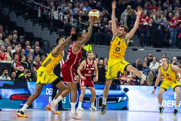 GER, BMW Top Four, Basketball BBL Pokal, Final, BMA365 Bamberg Baskets ALBA Berlin 22 02 2026, SAP Garden, Munich, GER, BMW Top Four, Basketball BBL Pokal, Final, BMA365 Bamberg Baskets ALBA Berlin Austin Crowley BMA365 Bamberg Baskets, 85 , Malte Delow ALBA Berlin 6 Photo Alexander Trienitz Munich SAP Garden Bayern Germany