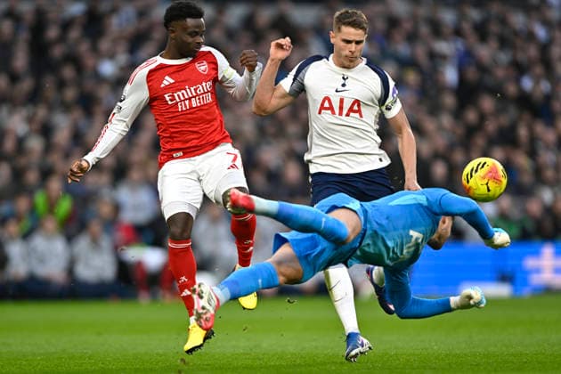 Spurs vs Arsenal, Premier League Guglielmo Vicario of Tottenham Hotspur clears from Bukayo Saka of Arsenal during the Spurs vs Arsenal, Premier League match at the Tottenham Hotspur Stadium London. London Tottenham Hotspur Stadium UK Copyright: xMartinxDaltonx Spurs_vs_Arsenal_220226_MD_011