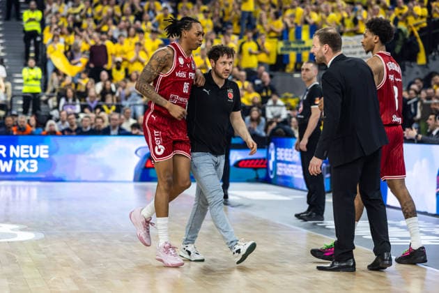 GER, BMW Top Four, Basketball BBL Pokal, Final, BMA365 Bamberg Baskets ALBA Berlin 22 02 2026, SAP Garden, Munich, GER, BMW Top Four, Basketball BBL Pokal, Final, BMA365 Bamberg Baskets ALBA Berlin Austin Crowley BMA365 Bamberg Baskets, 85 leaves the court injured Photo Alexander Trienitz Munich SAP Garden Bayern Germany