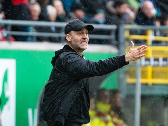 Alexander Ende (SC Preussen Muenster, Trainer) gibt laut Anweisungen Preussen Muenster vs. 1. FC Kaiserslautern, Fussball, 2. Bundesliga, 23. Spieltag, Saison 2025 2026, 22.02.2026 DFL REGULATIONS PROHIBIT ANY USE OF PHOTOGRAPHS AS IMAGE SEQUENCES AND OR QUASI-VIDEO, Preussen Muenster vs. 1. FC Kaiserslautern, Fussball, 2. Bundesliga, 23. Spieltag, Saison 2025 2026, 22.02.2026 Muenster *** Alexander Ende SC Preussen Muenster, Coach gives instructions Preussen Muenster vs 1 FC Kaiserslautern, Football, 2 Bundesliga, Matchday 23, Season 2025 2026, 22 02 2026 DFL REGULATIONS PROHIBIT ANY USE OF PHOTOGRAPHS AS IMAGE SEQUENCES AND OR QUASI VIDEO, Preussen Muenster vs 1 FC Kaiserslautern, Football, 2 Bundesliga, Matchday 23, Season 2025 2026, 22 02 2026 Muenster Copyright: xEibner-Pressefoto DamianxKruczynx EP_DKI