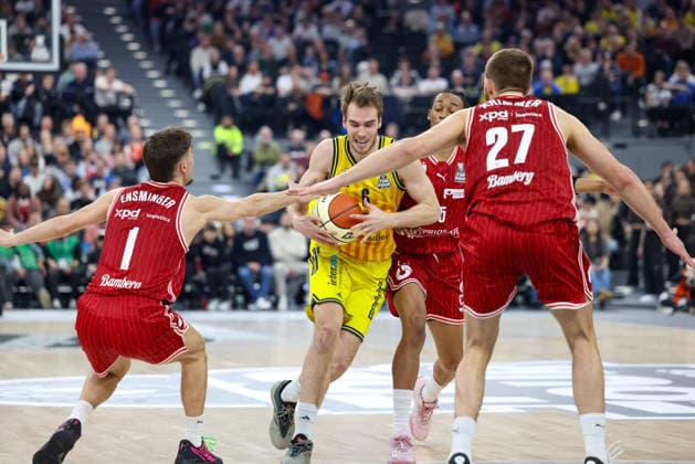 Malte Delow Alba Berlin, 06 with Austin Crowley BMA365 Bamberg Baskets, 85 and Moritz Krimmer BMA365 Bamberg Baskets, 27 , with Zachary Ensminger BMA365 Bamberg Baskets, 01 , GER, BMA365 Bamberg Baskets vs Alba Berlin, Basketball, BBL Cup, BMW TOP FOUR, Final, Season 2025 2026, 22 02 2026, GER, BMA365 Bamberg Baskets vs Alba Berlin, Basketball, BBL Cup, BMW TOP FOUR, Final, Season 2025 2026, 22 02 2026 Muenchen Copyright: xEibner-Pressefoto JennixMaulx EP_JML