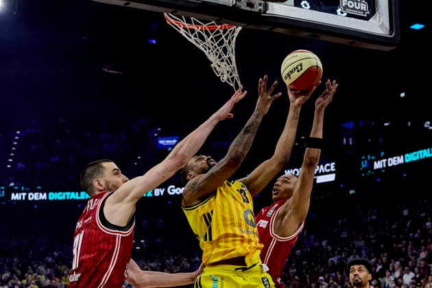 German Basketball League BBL Cup, BMA365 Bamberg BASKETS vs ALBA Berlin, Berlin ALBA, Bamberg BMA365 BASKETS, 2026 02 22 in Munich SAP Garden ROBERTS J wan ALBA Berlin Center C Nr13 BER13 , CROWLEY Austin BMA365 Bamberg BASKETS Shooting Guard SG Nr85 BAM85 , KEPPELER Daniel BMA365 Bamberg BASKETS Center C Nr31 BAM31 sportworld Munich SAP Garden Bayern Germany