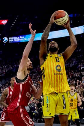 German Basketball League BBL Cup, BMA365 Bamberg BASKETS vs ALBA Berlin, Berlin ALBA, Bamberg BMA365 BASKETS, 2026 02 22 in Munich SAP Garden ROBERTS J wan ALBA Berlin Center C Nr13 BER13 , KEPPELER Daniel BMA365 Bamberg BASKETS Center C Nr31 BAM31 sportworld Munich SAP Garden Bayern Germany