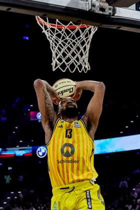 German Basketball League BBL Cup, BMA365 Bamberg BASKETS vs ALBA Berlin, Berlin ALBA, Bamberg BMA365 BASKETS, 2026 02 22 in Munich SAP Garden ROBERTS J wan ALBA Berlin Center C Nr13 BER13 sportworld Munich SAP Garden Bayern Germany