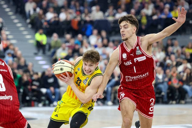 Bennet Hundt Alba Berlin, 33 with Zachary Ensminger BMA365 Bamberg Baskets, 01 , GER, BMA365 Bamberg Baskets vs Alba Berlin, Basketball, BBL Pokal, BMW TOP FOUR, Final, Season 2025 2026, 22 02 2026, GER, BMA365 Bamberg Baskets vs Alba Berlin, Basketball, BBL Pokal, BMW TOP FOUR, Final, Season 2025 2026, 22 02 2026 Muenchen Copyright: xEibner-Pressefoto JennixMaulx EP_JML
