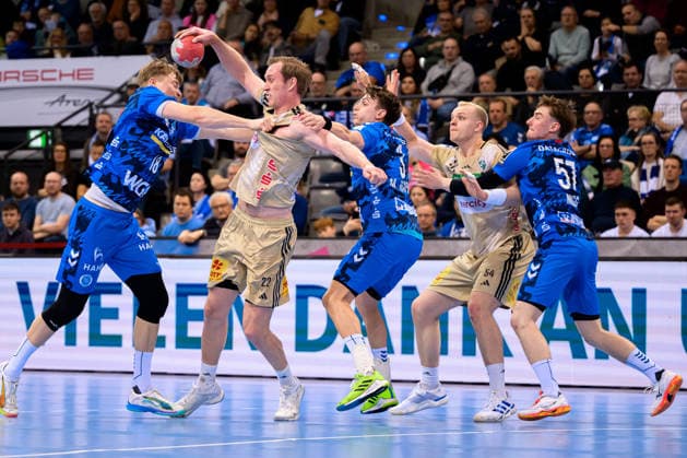 Stuttgart HBL 25 26 TVB Stuttgart TSV Hannover Burgdorf from left Linus Schmid Stuttgart , Marian Michalczik Hannover , Max Häfner Haefner Stuttgart , Justus Fischer Hannover , Jakob Nigg Stuttgart Stuttgart Porsche Arena Baden Württemberg Germany