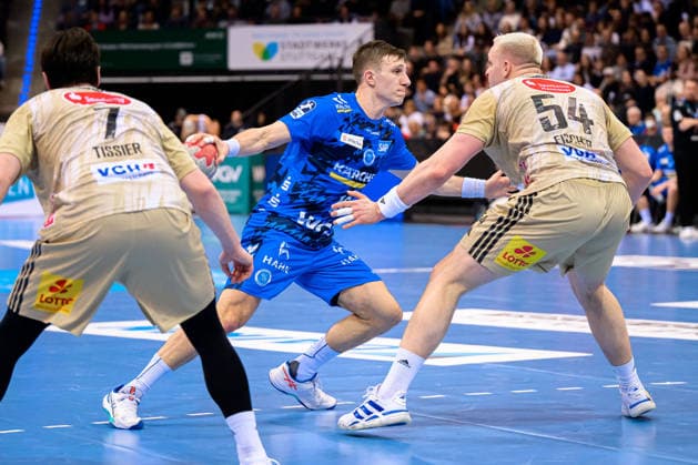 Stuttgart HBL 25 26 TVB Stuttgart TSV Hannover Burgdorf Simone Mengon Stuttgart , Justus Fischer Hannover Stuttgart Porsche Arena Baden Württemberg Germany