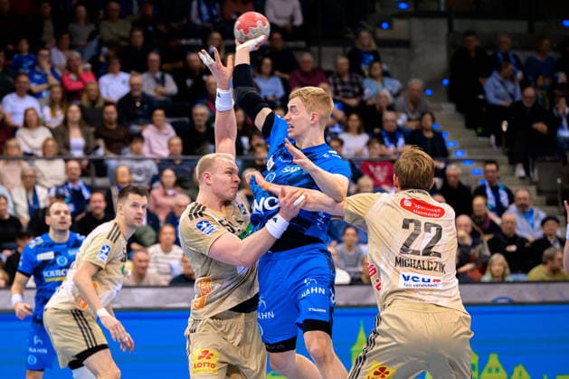 Stuttgart HBL 25 26 TVB Stuttgart TSV Hannover Burgdorf v li Justus Fischer Hannover , Torben Matzken Stuttgart , Marian Michalczik Hannover Stuttgart Porsche Arena Baden Württemberg Germany