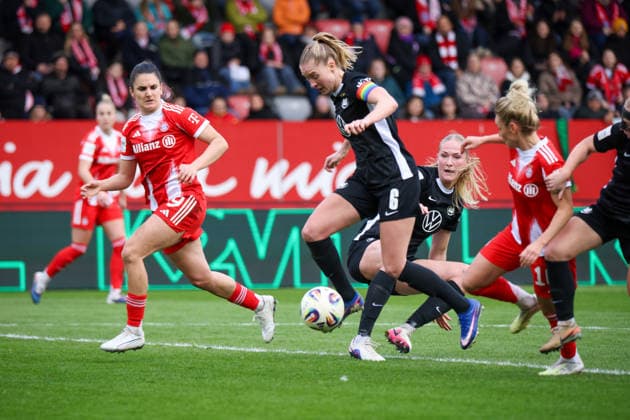 Munich, Germany 22 February 2026 1 Womens Bundesliga 2025 2026 19 Matchday FC Bayern Munich Women vs VfL Wolfsburg Women In the picture from left Jovana Damnajnovic FCB and Janina Minge VfL in a running duel Copyright: HMBxMedia MadeleinexFantini