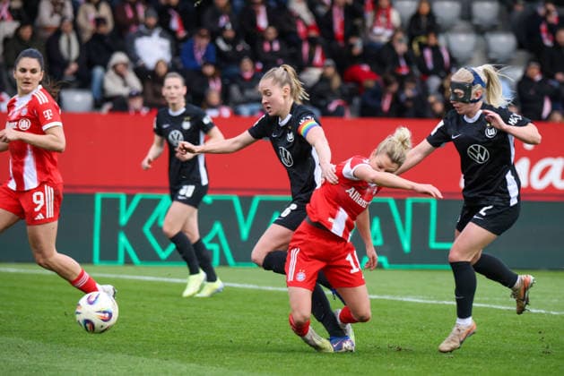 Munich, Germany February 22, 2026 1 Womens Bundesliga 2025 2026 19 Matchday FC Bayern Munich Women vs VfL Wolfsburg Women In the picture from left in the duel Janina Minge VfL , Linda Dallmann FCB and Thea Bjelde VfL Copyright: HMBxMedia MadeleinexFantini