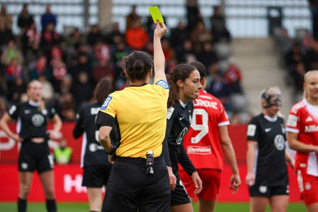 Munich, Germany February 22, 2026 1 Womens Bundesliga 2025 2026 19 Matchday FC Bayern Munich Women vs VfL Wolfsburg Women In the picture from left the second Kessya Bussy VfL sees the yellow card by referee Riem Hussein Germany Copyright: HMBxMedia MadeleinexFantini