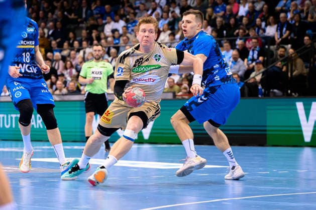Stuttgart HBL 25 26 TVB Stuttgart TSV Hannover Burgdorf Jonathan Edvardsson Hannover , Marco Mengon Stuttgart Stuttgart Porsche Arena Baden Württemberg Germany