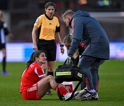 22 02 2026, Google Pixel Womens Soccer Bundesliga 2025 2026, Matchday 19, FC Bayern Munich VfL Wolfsburg, at Bayern Campus Munich, Jovana Damnjanovic FC Bayern Munich is battered