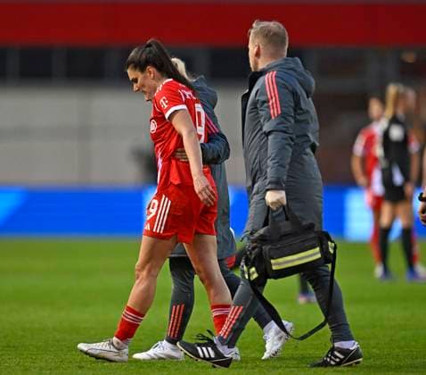 22 02 2026, Google Pixel Womens Soccer Bundesliga 2025 2026, Matchday 19, FC Bayern Munich VfL Wolfsburg, at Bayern Campus Munich, Jovana Damnjanovic FC Bayern Munich is battered