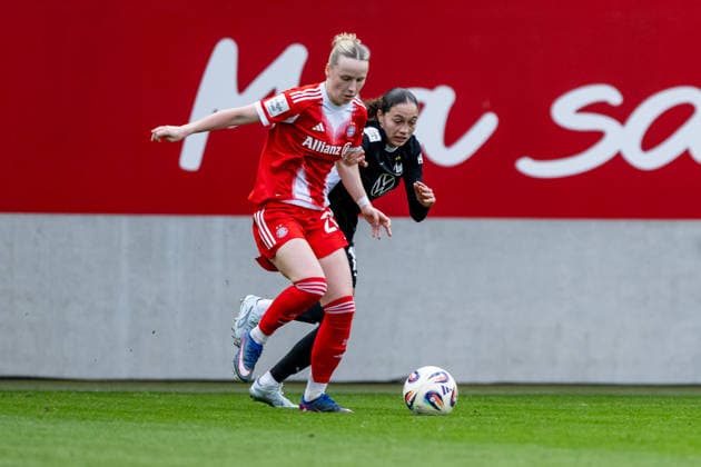 Fight for the ball duel between Franziska Kett FC Bayern Muenchen Frauen, 20 and Kessya Bussy VFL Wolfsburg Frauen, 19 GER, FC Bayern Muenchen Frauen vs VfL Wolfsburg, Football, Google Pixel Frauen Bundesliga, 19 Matchday, Season 2025 2026, 22 02 2026 DFL DFB REGULATIONS PROHIBIT ANY USE OF PHOTOGRAPHS as IMAGE SEQUENCES and or QUASI VIDEO GER, FC Bayern Muenchen Frauen vs VfL Wolfsburg, Football, Google Pixel Frauen Bundesliga, 19 Spieltag, Saison 2025 2026, 22 02 2026 Muenchen Copyright: xEibner-Pressefoto HeikexFeinerx EP_HFR