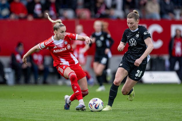 Kampf um den Ball Zweikampf zwischen Giulia Gwinn (FC Bayern Muenchen Frauen, 07) und Sarai Linder (VFL Wolfsburg Frauen, 39) GER, FC Bayern Muenchen Frauen vs. VfL Wolfsburg, Fussball, Google Pixel Frauen-Bundesliga, 19. Spieltag, Saison 2025 2026, 22.02.2026. (DFL DFB REGULATIONS PROHIBIT ANY USE OF PHOTOGRAPHS as IMAGE SEQUENCES and or QUASI-VIDEO). GER, FC Bayern Muenchen Frauen vs. VfL Wolfsburg, Fussball, Google Pixel Frauen-Bundesliga, 19. Spieltag, Saison 2025 2026, 22.02.2026. Muenchen *** Fight for the ball duel between Giulia Gwinn FC Bayern Muenchen Frauen, 07 and Sarai Linder VFL Wolfsburg Frauen, 39 GER, FC Bayern Muenchen Frauen vs VfL Wolfsburg, Soccer, Google Pixel Frauen Bundesliga, 19 Matchday, Season 2025 2026, 22 02 2026 DFL DFB REGULATIONS PROHIBIT ANY USE OF PHOTOGRAPHS as IMAGE SEQUENCES and or QUASI VIDEO GER, FC Bayern Muenchen Frauen vs VfL Wolfsburg, Football, Google Pixel Frauen Bundesliga, 19 Spieltag, Saison 2025 2026, 22 02 2026 Muenchen Copyright: xEibner-Pressefoto HeikexFeinerx EP_HFR