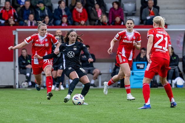 Georgia Stanway FC Bayern Muenchen Frauen, 31 verfolgt Kessya Bussy VFL Wolfsburg Frauen, 19 GER, FC Bayern Muenchen Frauen vs VfL Wolfsburg, Fußball, Google Pixel Frauen Bundesliga, 19 Spieltag, Saison 2025 2026, 22 02 2026 DFL DFB REGULATIONS PROHIBIT ANY USE OF PHOTOGRAPHS as IMAGE SEQUENCES and or QUASI VIDEO GER, FC Bayern Muenchen Frauen vs VfL Wolfsburg, Football, Google Pixel Frauen Bundesliga, 19 Spieltag, Saison 2025 2026, 22 02 2026 Muenchen Copyright: xEibner-Pressefoto HeikexFeinerx EP_HFR