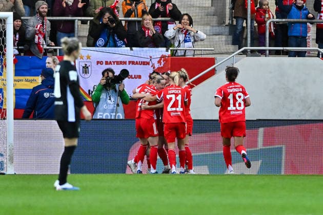 Google Pixel Womens Bundesliga FC Bayern Munich VfL Wolfsburg 22 02 2026 MUNICH, GERMANY 22 FEBRUARY Bayern Women cheer after Jovana DAMNJANOVIC FC Bayern Munich 9 scores to make it 2 1 during the match between FC Bayern Munich Women and VfL Wolfsburg Women on matchday 19 of the Google Pixel Womens Bundesliga at FC Bayern Campus Copyright: xBEAUTIFULxSPORTS Goldbergx