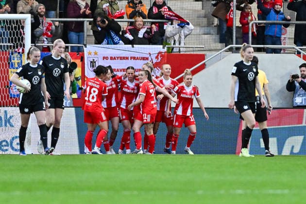 Google Pixel Womens Bundesliga FC Bayern Munich VfL Wolfsburg 22 02 2026 MUNICH, GERMANY 22 FEBRUARY Bayern Women cheer after Jovana DAMNJANOVIC FC Bayern Munich 9 scores to make it 2 1 during the match between FC Bayern Munich Women and VfL Wolfsburg Women on matchday 19 of the Google Pixel Womens Bundesliga at FC Bayern Campus Copyright: xBEAUTIFULxSPORTS Goldbergx