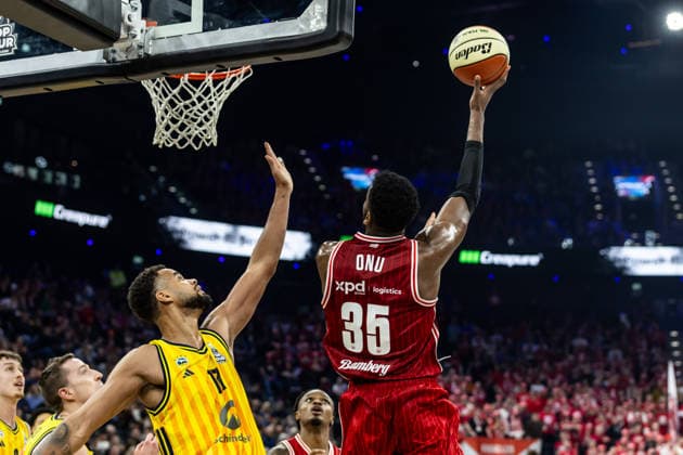 GER, BMW Top Four, Basketball BBL Pokal, Final, BMA365 Bamberg Baskets ALBA Berlin 22 02 2026, SAP Garden, Munich, GER, BMW Top Four, Basketball BBL Pokal, Final, BMA365 Bamberg Baskets ALBA Berlin Ejiofor Onu BMA365 Bamberg Baskets, 35 , Norris Agbakoko ALBA Berlin 17 Photo Alexander Trienitz Munich SAP Garden Bayern Germany