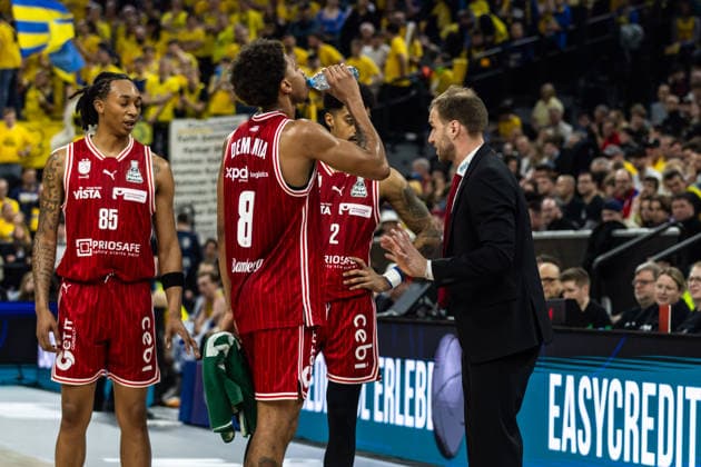 GER, BMW Top Four, Basketball BBL Pokal, Final, BMA365 Bamberg Baskets ALBA Berlin 22 02 2026, SAP Garden, Munich, GER, BMW Top Four, Basketball BBL Pokal, Final, BMA365 Bamberg Baskets ALBA Berlin Anton Gavel Head Coach , BMA365 Bamberg Baskets talks to his players Photo Alexander Trienitz Munich SAP Garden Bayern Germany