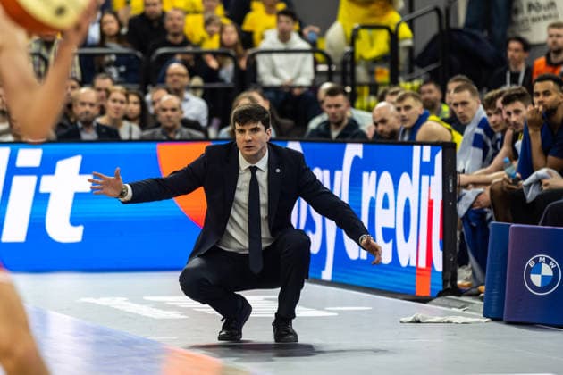 GER, BMW Top Four, Basketball BBL Pokal, Final, BMA365 Bamberg Baskets ALBA Berlin 22 02 2026, SAP Garden, Munich, GER, BMW Top Four, Basketball BBL Pokal, Final, BMA365 Bamberg Baskets ALBA Berlin Pedro Calles Head Coach , ALBA Berlin kneeling Photo Alexander Trienitz Munich SAP Garden Bayern Germany