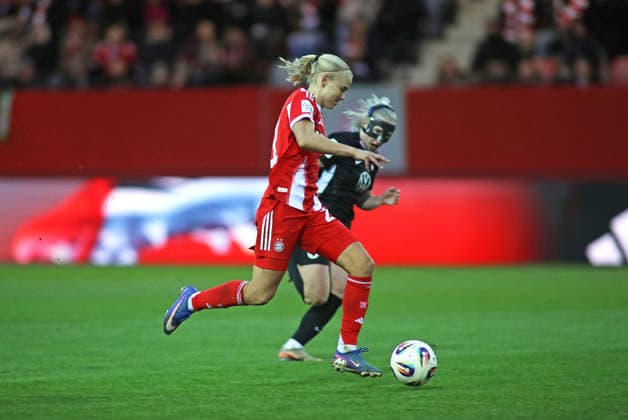 , Women, Google Pixel Womens Bundesliga, Matchday 19, Season 2025 2026, FC Bayern Munich VFL Wolfsburg, Campus Pernille Harder FC Bayern Munich with ball in attack