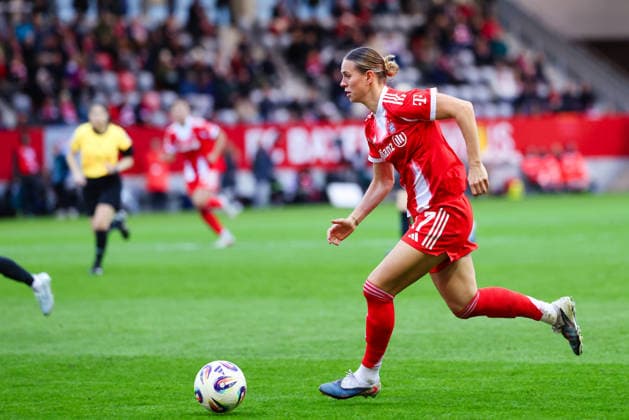 Klara Bühl 17, FC Bayern München beim Spiel zwischen FC Bayern München v VfL Wolfsburg, Fußball, Frauen, Google Pixel Frauen Bundesliga, 2025 2026, 19 Spieltag am 22 02 2026 in München, FC Bayern Campus DFL and DFB regulations prohibit any use of photographs as image sequences and or quasi video Bayern Deutschland
