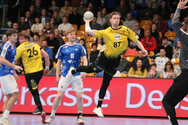 22 02 2026 Handball Men 2025 2026 2 Handball Bundesliga 20 Matchday Dessau Roßlauer HV 06 HSC 2000 Coburg Anhalt Arena Dessau Jesper Schmidt Coburg, 87, yellow at goal throw Dessau Roßlau Saxony Anhalt Germany