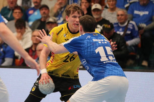 22 02 2026 Handball Men 2025 2026 2 Handball Bundesliga 20 Matchday Dessau Roßlauer HV 06 HSC 2000 Coburg Anhalt Arena Dessau Janis Valkovskis Coburg, 26, yellow in duel with Marcel Nowak Dessau, 15, blue Dessau Roßlau Saxony Anhalt Germany