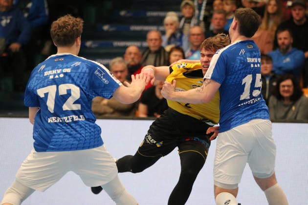 22 02 2026 Handball Men 2025 2026 2 Handball Bundesliga 20 Matchday Dessau Roßlauer HV 06 HSC 2000 Coburg Anhalt Arena Dessau Janis Valkovskis Coburg, 26, yellow in duel with Marcel Nowak Dessau, 15, blue Dessau Roßlau Saxony Anhalt Germany