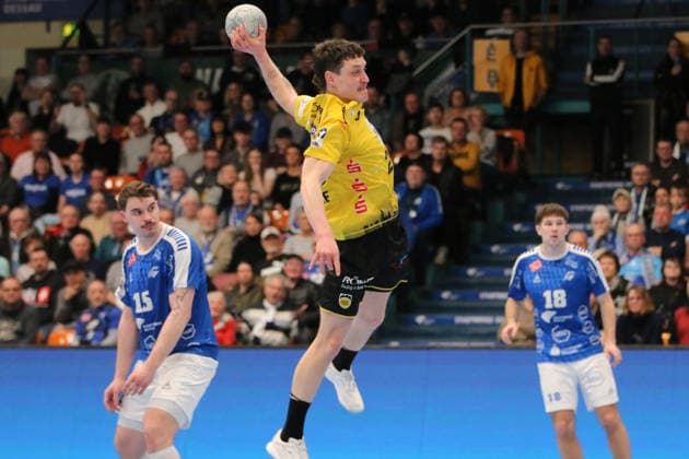 22 02 2026 Handball Men 2025 2026 2 Handball Bundesliga 20 Matchday Dessau Roßlauer HV 06 HSC 2000 Coburg Anhalt Arena Dessau Jannes Krone Coburg, 23, yellow on a throw Dessau Roßlau Saxony Anhalt Germany