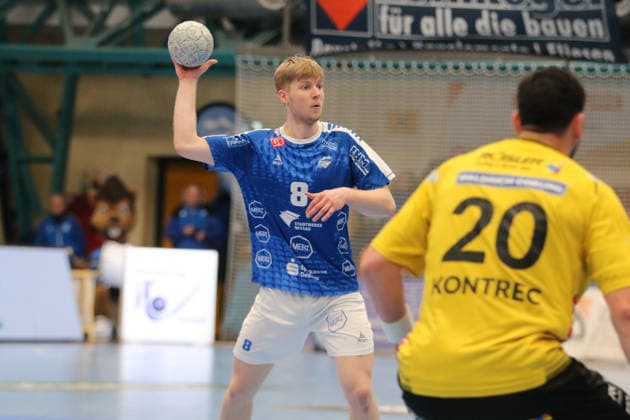22 02 2026 Handball Men 2025 2026 2 Handball Bundesliga 20 Matchday Dessau Roßlauer HV 06 HSC 2000 Coburg Anhalt Arena Dessau Julius Drachau Dessau, 8, blue plays a pass Dessau Roßlau Sachsen Anhalt Germany
