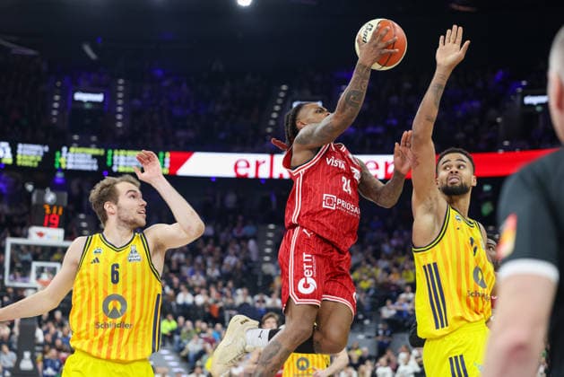 Cobe Williams BMA365 Bamberg Baskets, 24 with Norris Agbakoko Alba Berlin, 17 us Malte Delow Alba Berlin, 06 , GER, BMA365 Bamberg Baskets vs Alba Berlin, Basketball, BBL Pokal, BMW TOP FOUR, Final, Season 2025 2026, 22 02 2026, GER, BMA365 Bamberg Baskets vs Alba Berlin, Basketball, BBL Pokal, BMW TOP FOUR, Final, Season 2025 2026, 22 02 2026 Muenchen Copyright: xEibner-Pressefoto JennixMaulx EP_JML