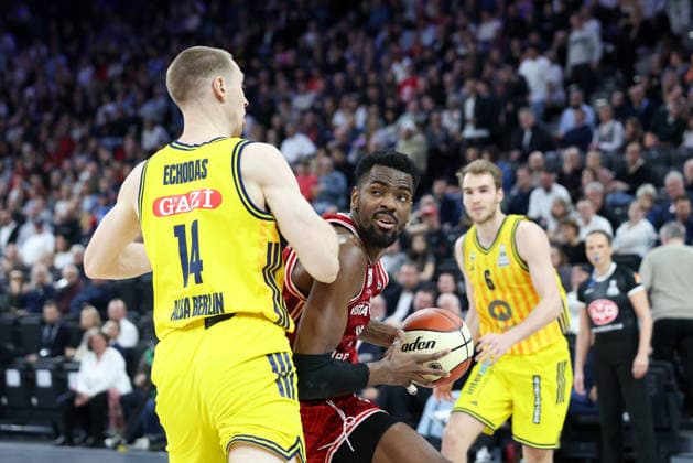 Ejiofor Onu BMA365 Bamberg Baskets, 35 with Martynas Echodas Alba Berlin, 14 , GER, BMA365 Bamberg Baskets vs Alba Berlin, Basketball, BBL Pokal, BMW TOP FOUR, Final, Season 2025 2026, 22 02 2026, GER, BMA365 Bamberg Baskets vs Alba Berlin, Basketball, BBL Pokal, BMW TOP FOUR, Final, Season 2025 2026, 22 02 2026 Muenchen Copyright: xEibner-Pressefoto JennixMaulx EP_JML
