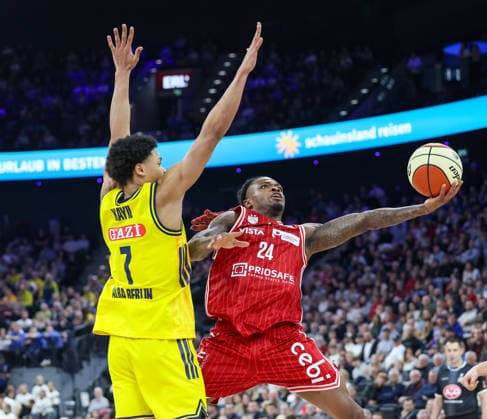 Cobe Williams BMA365 Bamberg Baskets, 24 with Jack Kayil Alba Berlin, 07 , GER, BMA365 Bamberg Baskets vs Alba Berlin, Basketball, BBL Pokal, BMW TOP FOUR, Final, Season 2025 2026, 22 02 2026, GER, BMA365 Bamberg Baskets vs Alba Berlin, Basketball, BBL Pokal, BMW TOP FOUR, Final, Season 2025 2026, 22 02 2026 Muenchen Copyright: xEibner-Pressefoto JennixMaulx EP_JML