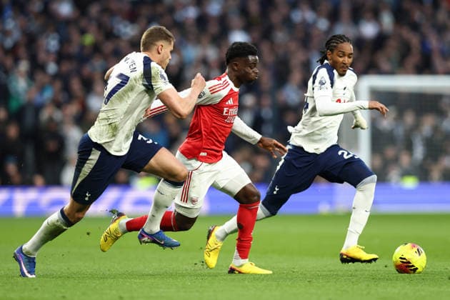 Tottenham Hotspur v Arsenal, Premier League Micky van de Ven of Tottenham Hotspur and Djed Spence of Tottenham Hotspur challenge Bukayo Saka of Arsenal during the Tottenham Hotspur v Arsenal Premier League match at the Tottenham Hotspur Stadium, London, England on 22 February 2026 Credit: Ian Stephen Every Second Media Editorial use only. All images are copyright Every Second Media Limited. No images may be reproduced without prior permission. All rights reserved. Premier League and Football League images are subject to licensing agreements with Football DataCo Limited. see https: www.football-dataco.com Copyright: xIMAGO EveryxSecondxMediax ESM-1815-0018 IanxStephenx xEveryxSecondxMediax