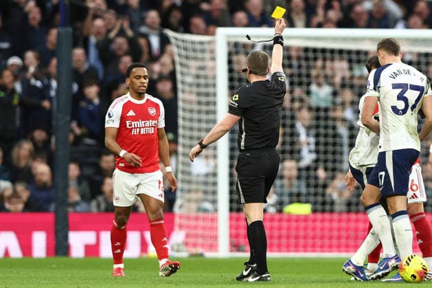 Tottenham Hotspur v Arsenal, Premier League Referee Peter Bankes books Jurrien Timber of Arsenal, yellow card, foul on Pape Matar Sarr of Tottenham Hotspur (not in picture) during the Tottenham Hotspur v Arsenal Premier League match at the Tottenham Hotspur Stadium, London, England on 22 February 2026 Credit: Ian Stephen Every Second Media Editorial use only. All images are copyright Every Second Media Limited. No images may be reproduced without prior permission. All rights reserved. Premier League and Football League images are subject to licensing agreements with Football DataCo Limited. see https: www.football-dataco.com Copyright: xIMAGO EveryxSecondxMediax ESM-1815-0019 IanxStephenx xEveryxSecondxMediax