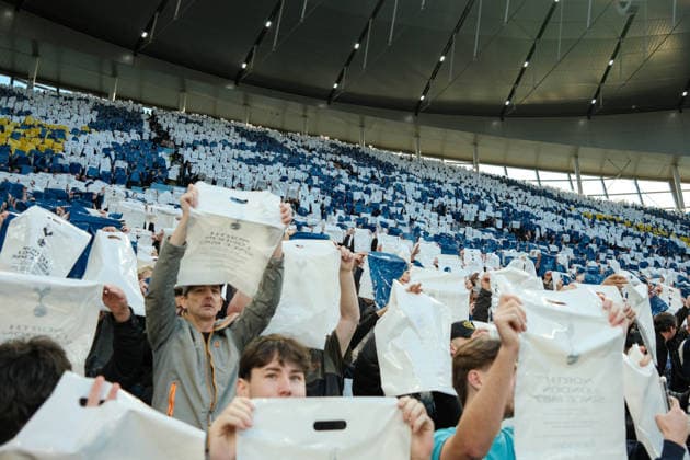 Tottenham Hotspur gegen Arsenal 22. Februar 2026, London Premier League Fußball Tottenham Hotspur gegen Arsenal Tottenham-Fans halten Plastikplanen hoch Foto Jacques Feeney Abseits London UK  Copyright: xJacquesxFeeneyx xOffsidexOffside