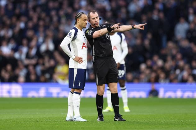 Tottenham Hotspur gegen Arsenal 22. Februar 2026, London Premier League Fußball Tottenham Hotspur gegen Arsenal Xavi Simons von Tottenham Hotspur spricht während einer langen Spielunterbrechung mit dem Schiedsrichter Peter Bankes Foto Jacques Feeney Offside London UK  Copyright: xJacquesxFeeneyx xOffsidexOffside