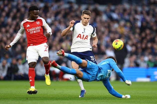 Tottenham Hotspur gegen Arsenal 22. Februar 2026, London Premier League Fußball Tottenham Hotspur gegen Arsenal Bukayo Saka von Arsenal und Micky van de Ven von Tottenham Hotspur schießen auf das Tor zu, doch Torhüter Guglielmo Vicario springt heraus und rettet Foto Jacques Feeney Abseits London UK  Copyright: xJacquesxFeeneyx xOffsidexOffside