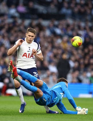 Tottenham Hotspur gegen Arsenal 22. Februar 2026, London Premier League Fußball Tottenham Hotspur gegen Arsenal Micky van de Ven von Tottenham Hotspur kommt zum Abschluss, doch Torhüter Guglielmo Vicario springt heraus und rettet Foto Jacques Feeney Abseits London UK  Copyright: xJacquesxFeeneyx xOffsidexOffside
