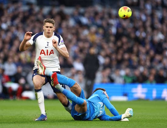 Tottenham Hotspur gegen Arsenal 22. Februar 2026, London Premier League Fußball Tottenham Hotspur gegen Arsenal Micky van de Ven von Tottenham Hotspur kommt zum Abschluss, doch Torhüter Guglielmo Vicario springt heraus und rettet Foto Jacques Feeney Abseits London UK  Copyright: xJacquesxFeeneyx xOffsidexOffside
