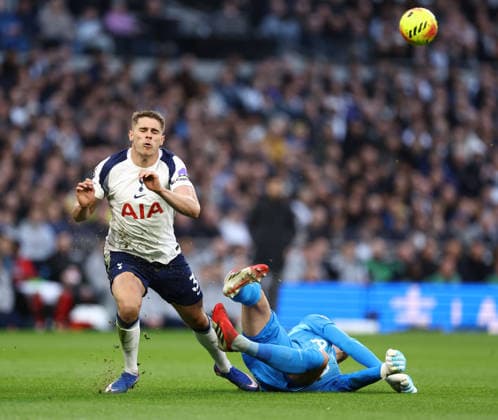 Tottenham Hotspur gegen Arsenal 22. Februar 2026, London Premier League Fußball Tottenham Hotspur gegen Arsenal Micky van de Ven von Tottenham Hotspur kommt zum Abschluss, doch Torhüter Guglielmo Vicario springt heraus und rettet Foto Jacques Feeney Abseits London UK  Copyright: xJacquesxFeeneyx xOffsidexOffside