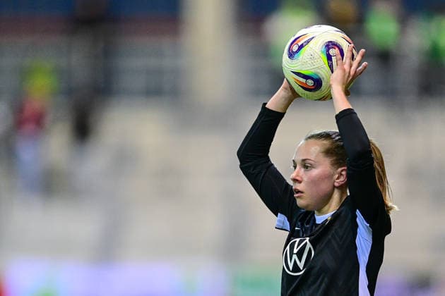 Janou Levels Wolfsburg, 15 on throw-in, single image, action, action, 22 02 2026, Munich Germany , Soccer, Google Pixel Women Bundesliga, FC Bayern München VfL Wolfsburg, DFB DFL REGULATIONS PROHIBIT ANY USE OF PHOTOGRAPHS AS IMAGE SEQUENCES AND OR QUASI VIDEO xslx