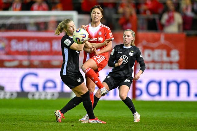 v li Justine Kielland Wolfsburg, 18 Momoko TANAKINAWA FC Bayern Muenchen, FCB, 18 Janou Levels Wolfsburg, 15 in duel, duel, tackle, dynamic, action, action, 22 02 2026, Munich Germany , Football, Google Pixel Women Bundesliga, FC Bayern München VfL Wolfsburg, DFB DFL REGULATIONS PROHIBIT ANY USE OF PHOTOGRAPHS AS IMAGE SEQUENCES AND OR QUASI VIDEO xslx