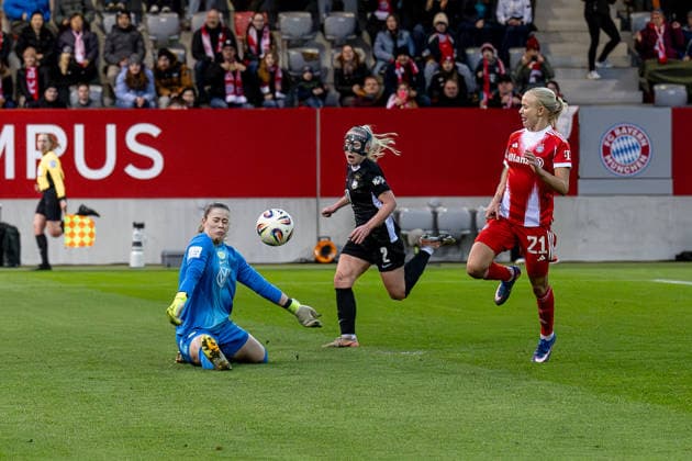 Stina Johannes Goalkeeper, VFL Wolfsburg Women, 1 ahead of Pernille Harder FC Bayern Muenchen Women, 21 , behind Thea Bjelde VFL Wolfsburg Women, 2 GER, FC Bayern Muenchen Women vs VfL Wolfsburg, Soccer, Google Pixel Women Bundesliga, 19 Matchday, Season 2025 2026, 22 02 2026 DFL DFB REGULATIONS PROHIBIT ANY USE OF PHOTOGRAPHS as IMAGE SEQUENCES and or QUASI VIDEO GER, FC Bayern Muenchen Frauen vs VfL Wolfsburg, Football, Google Pixel Frauen Bundesliga, 19 Matchday, Season 2025 2026, 22 02 2026 Muenchen Copyright: xEibner-Pressefoto HeikexFeinerx EP_HFR